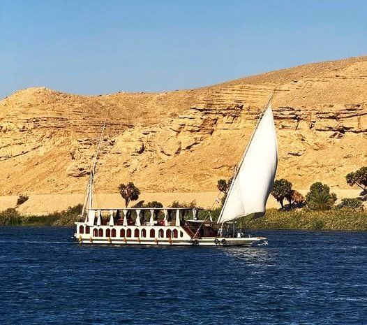 سحر الدهبيات والمراكب النيلية فى الأقصر سحر الدهبيات والمراكب النيلية فى الأقصر