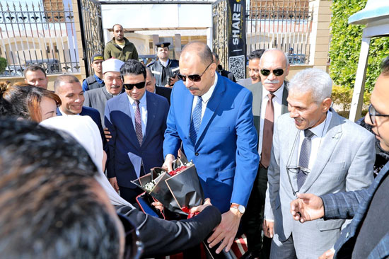 استقبال المحافظ بالورود استقبال المحافظ بالورود
