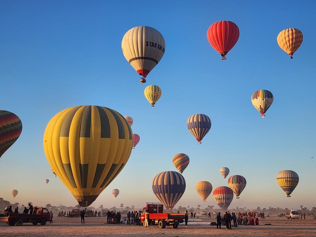 تحليق البالونات الطائرة فى عيد الطيران المدنى