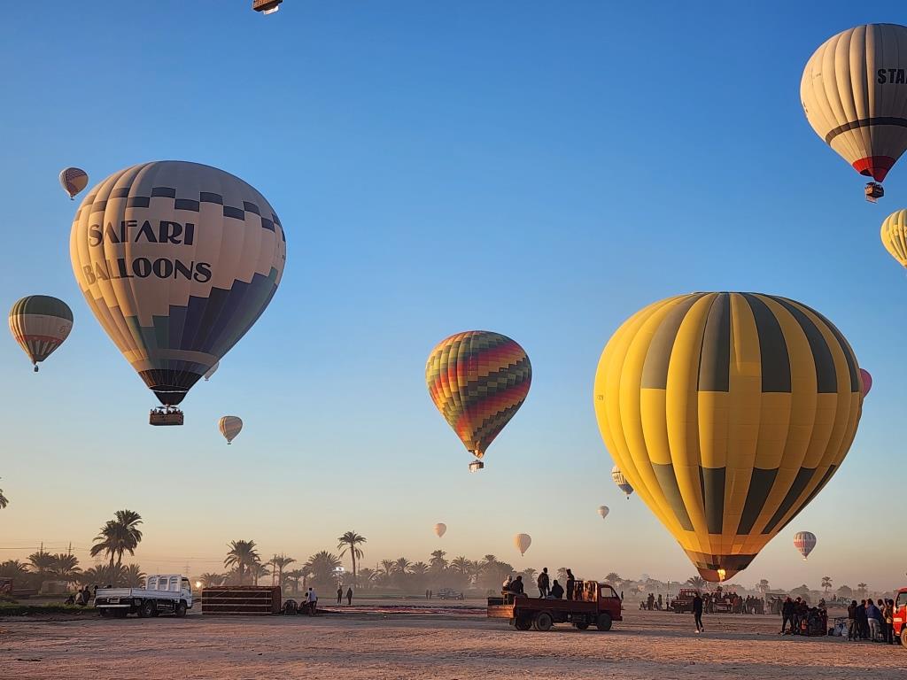 بهجة تحليق البالون الطائر فى عيد الطيران المدنى