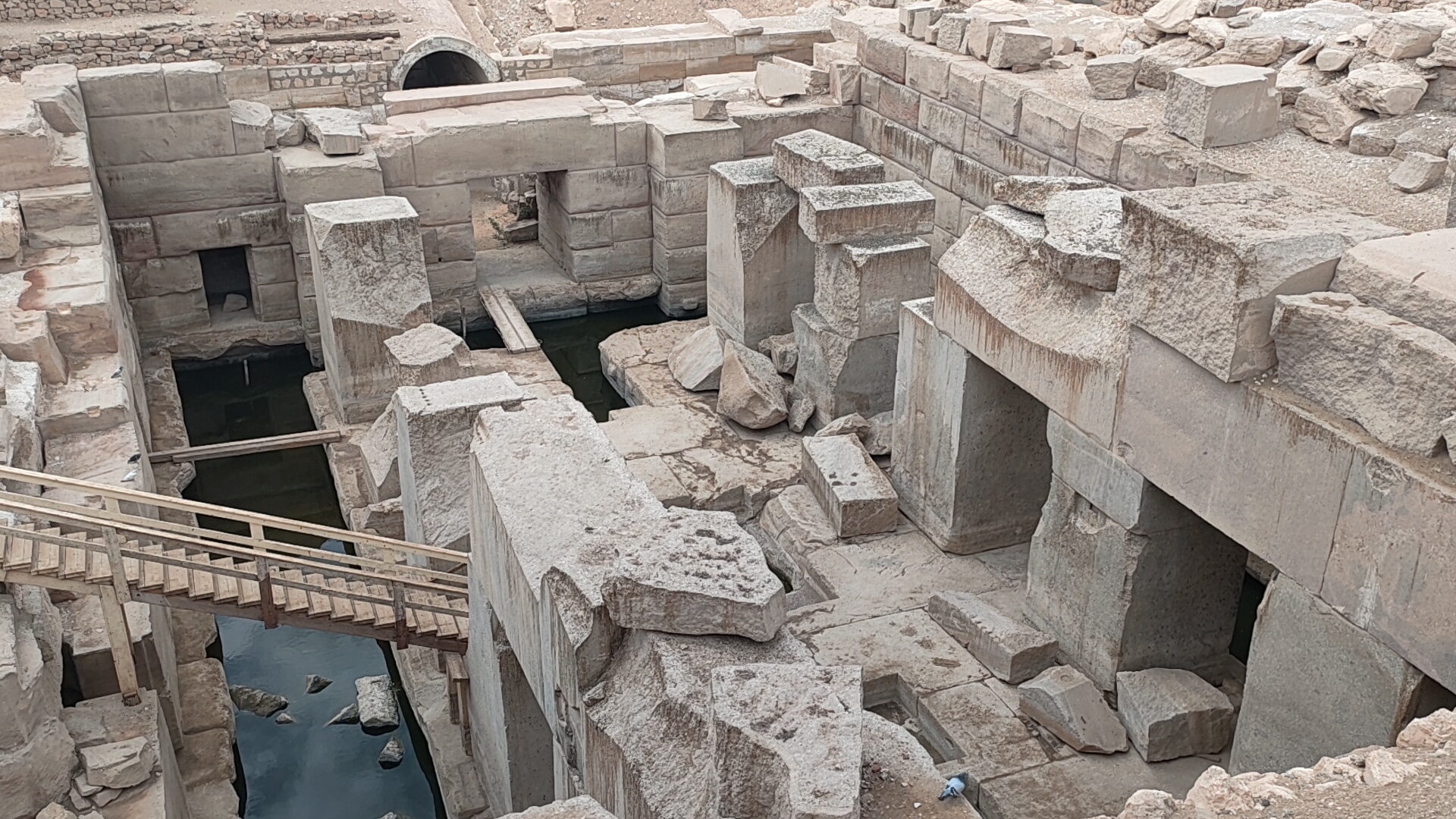 معبد الأوزاريين معبد أوزيريس
