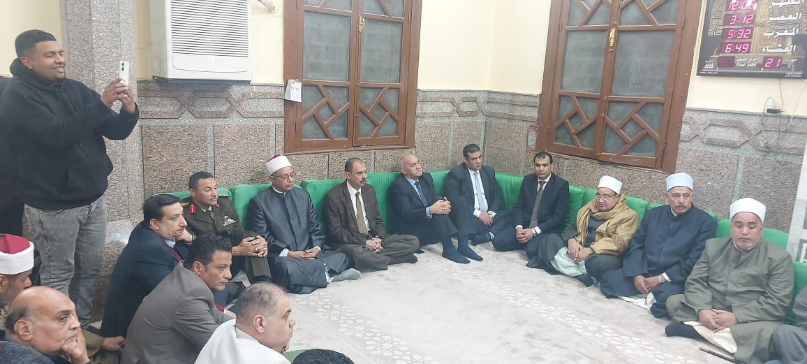 المحافظ والسكرتير العام بمسجد العارف بالله 