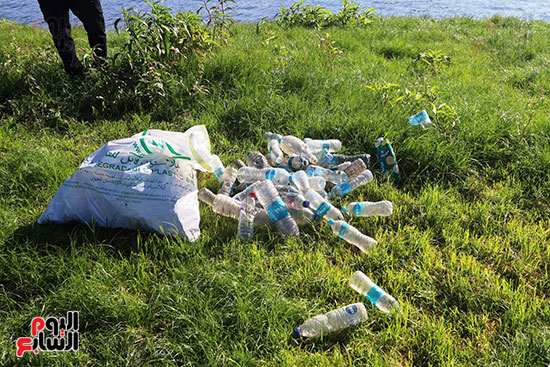 زجاجات ومخلفات على الجزر النيلية