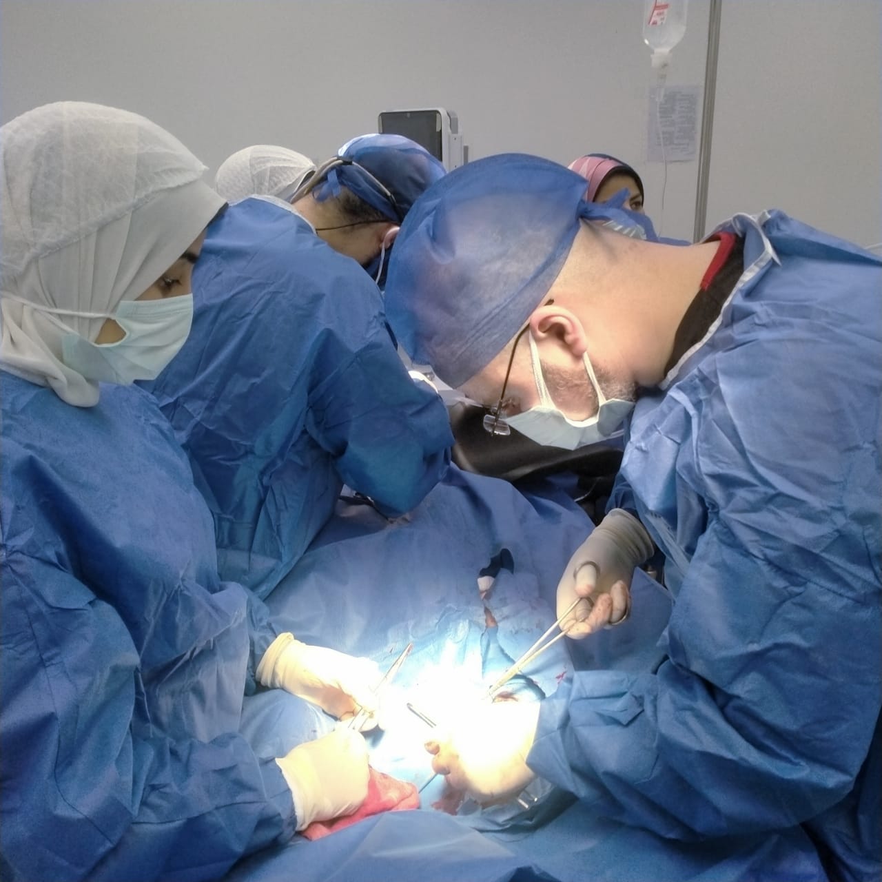 الفريق الجراحي أثناء إنقاذ حياة الطفل الفلسطيني