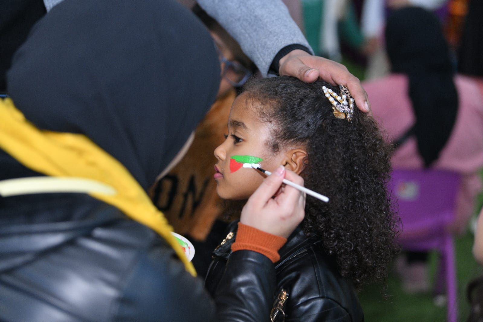 طفلة ترسم علم فلسطين طفلة ترسم علم فلسطين