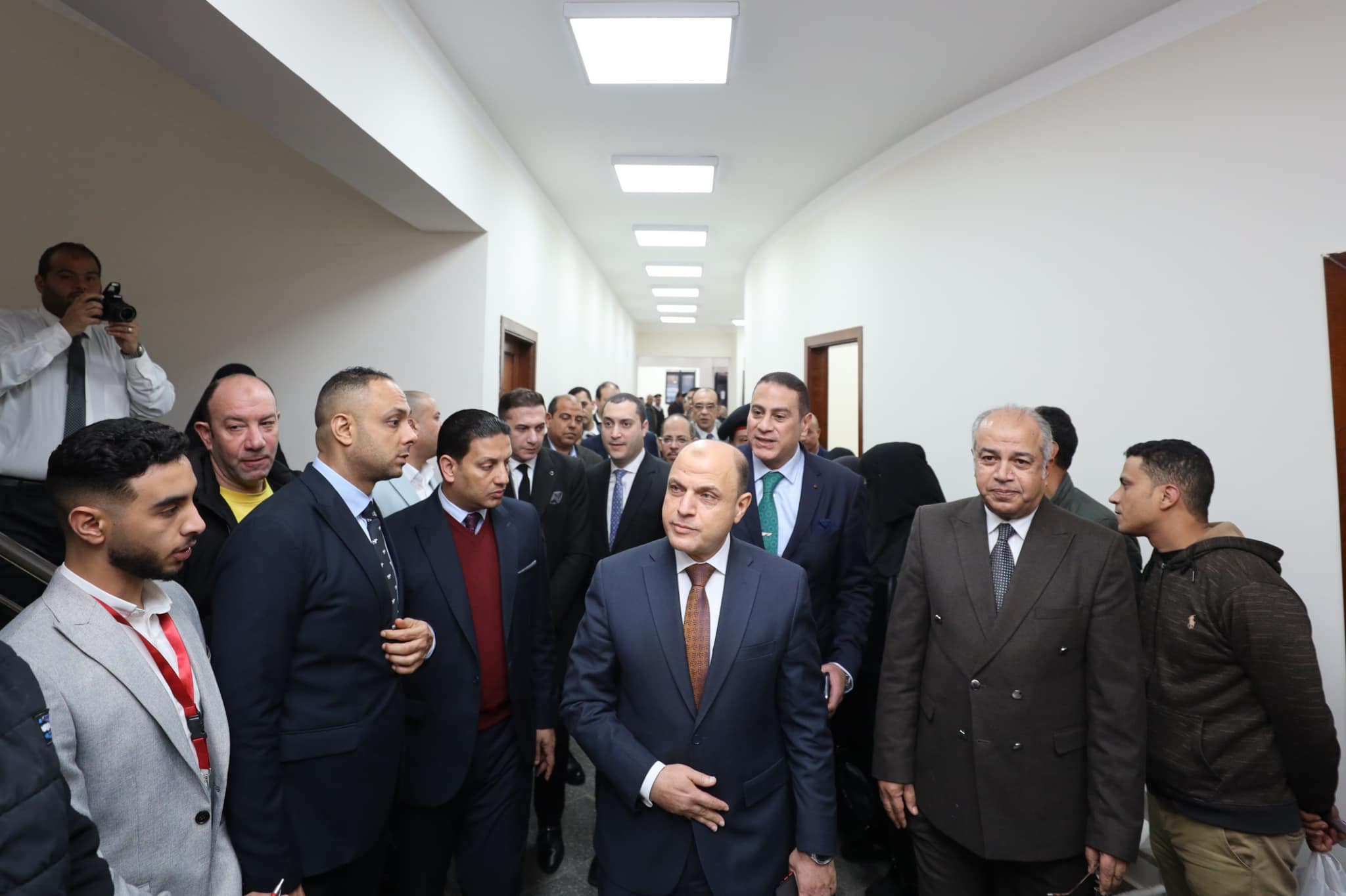 جانب من جولة المحافظ بالقافلة جانب من جولة المحافظ بالقافلة