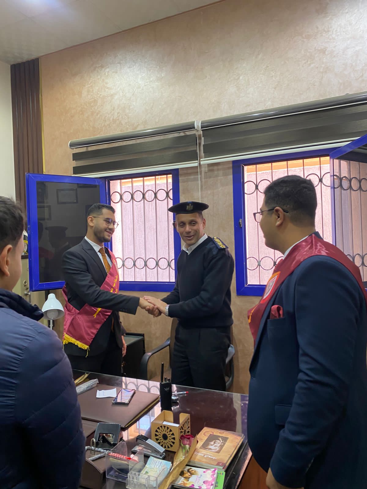 تقديم التهنئة لضباط الشرطة تقديم التهنئة لضباط الشرطة