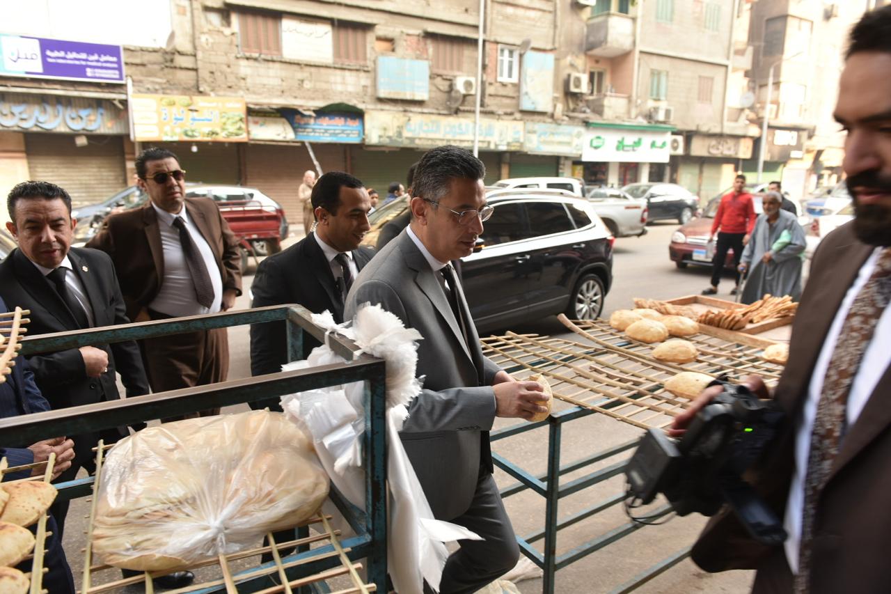 وزير التموين يتفقد أحد المخابز السياحية وزير التموين يتفقد أحد المخابز السياحية