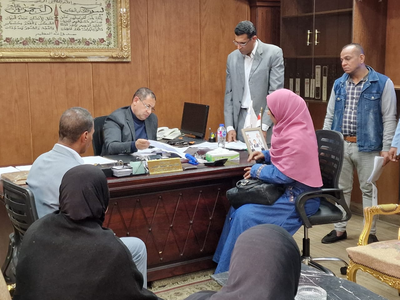 السكرتير المساعد يبحث مشكلات المواطنين باليوم المفتوح بالأقصر السكرتير المساعد يبحث مشكلات المواطنين باليوم المفتوح بالأقصر