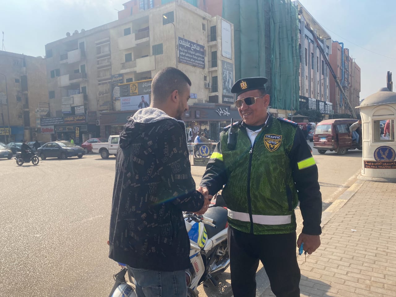 خلال توزيع الورود خلال توزيع الورود