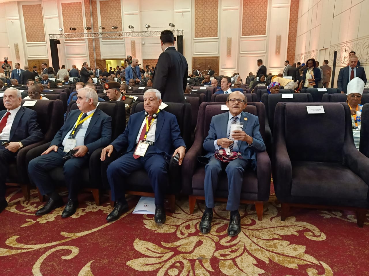 جانب من توافد الحضور للمؤتمر جانب من توافد الحضور للمؤتمر