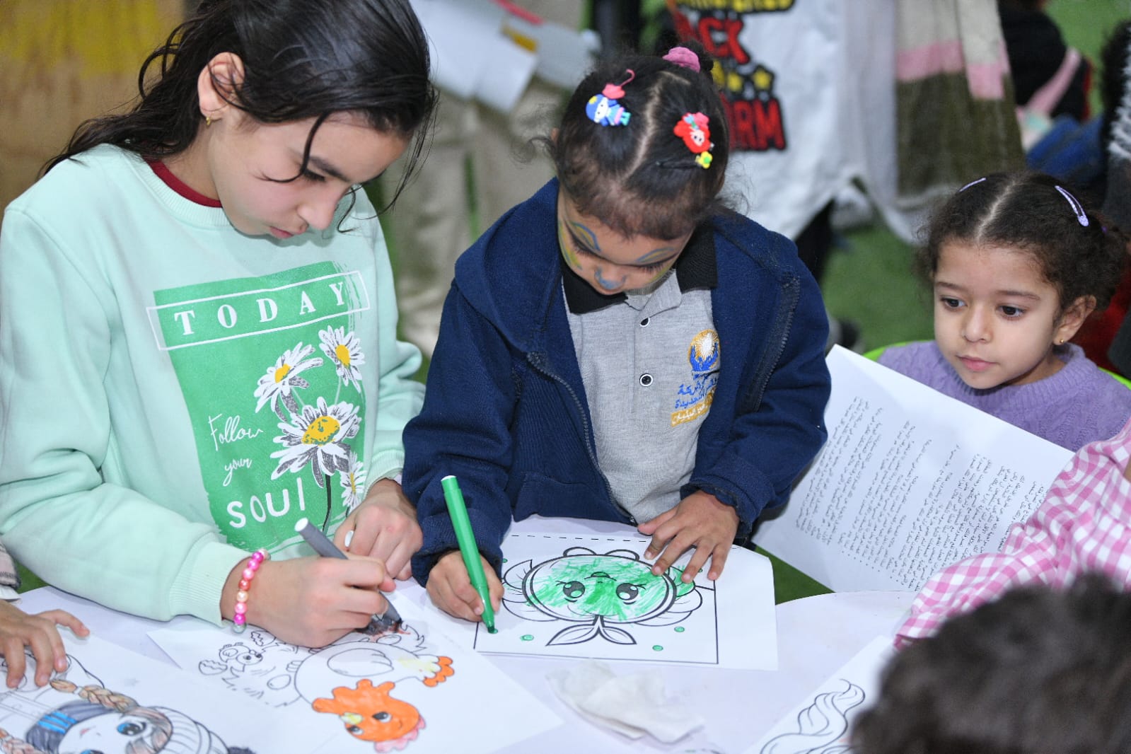 الأطفال يرسمون بمعرض الكتاب