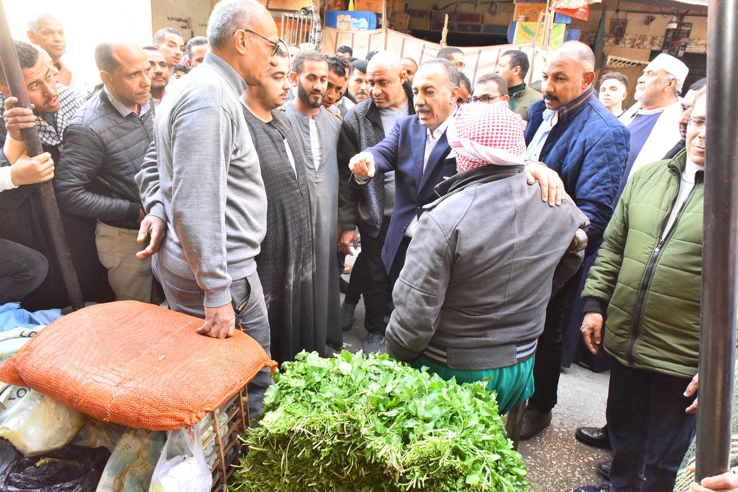 جانب من جولة المحافظ جانب من جولة المحافظ