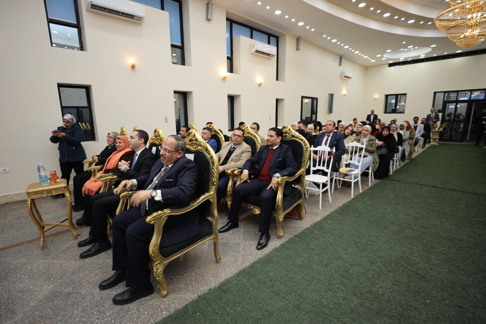 جانب من الحضور بالندوة جانب من الحضور بالندوة