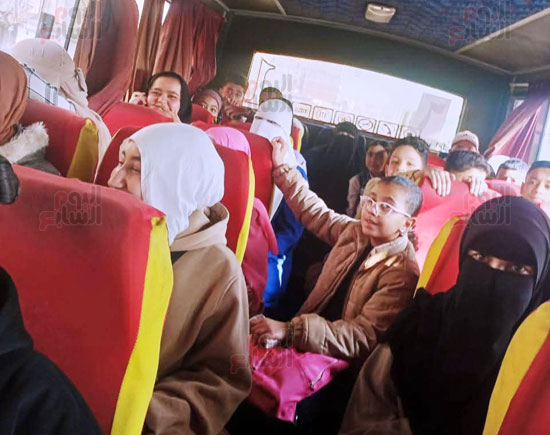 الشباب-والأطفال-بالحافلات الشباب-والأطفال-بالحافلات