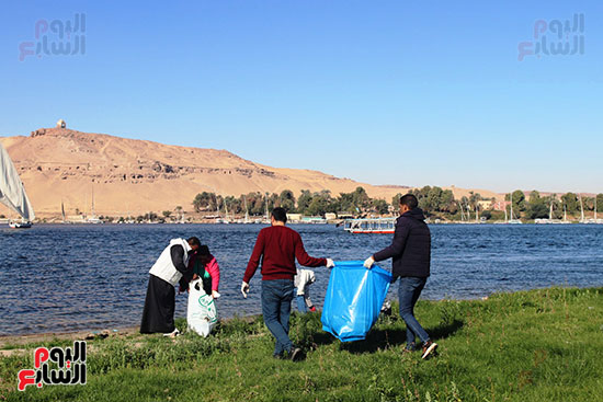 جمع المخلفات من الجزيرة