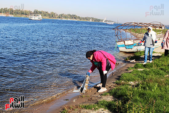 جمع مخلفات البلاستيك من النيل