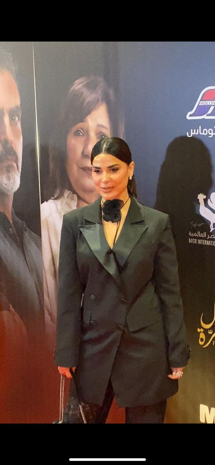 تارا عماد وعمر الشناوي ورانيا منصور وشقيقتها  يحتفلون بالعرض الخاص لفيلم لأول مرة (4)