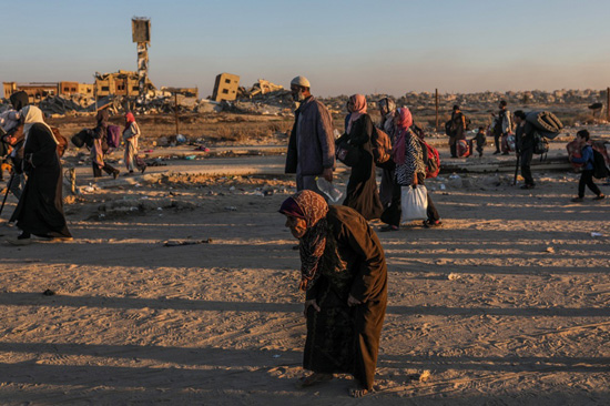 يواصل مئات آلاف الفلسطينيين النازحين العودة إلى شمال وادي غزة عبر شارعي الرشيد وصلاح الدين، لليوم الثاني على التوالي، وسط أجواء فرحة وإصرار على إفشال مخططات التهجير (7)