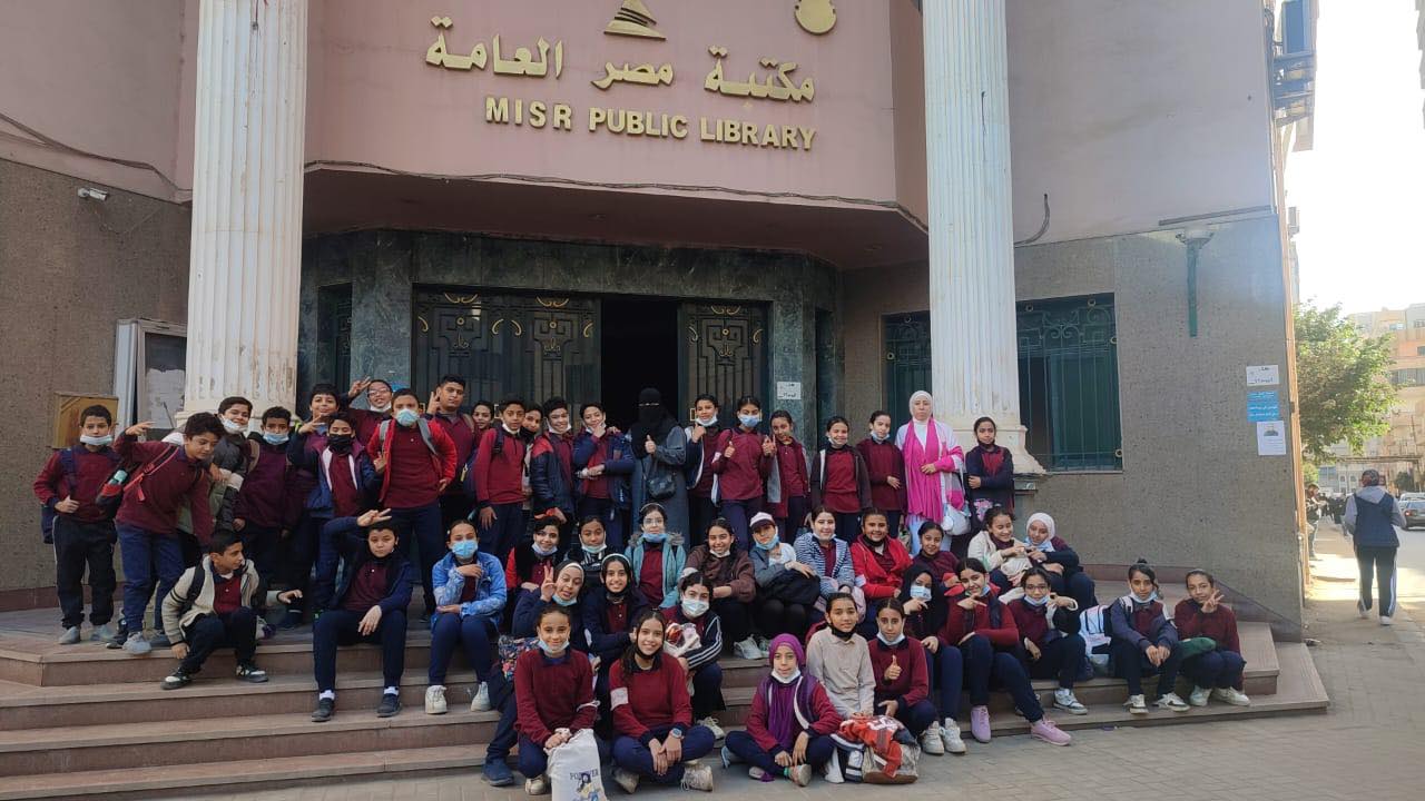 الاطفال أمام المكتبة