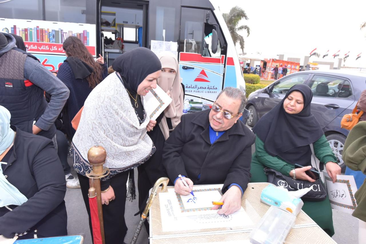 الفنان خضير البورسعيدي يكتب الاهداءات لرواد المعرض