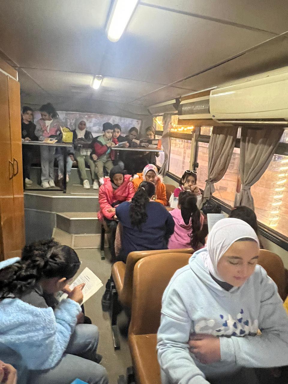 الأطفال بأتوبيس المكتبة المتنقلة