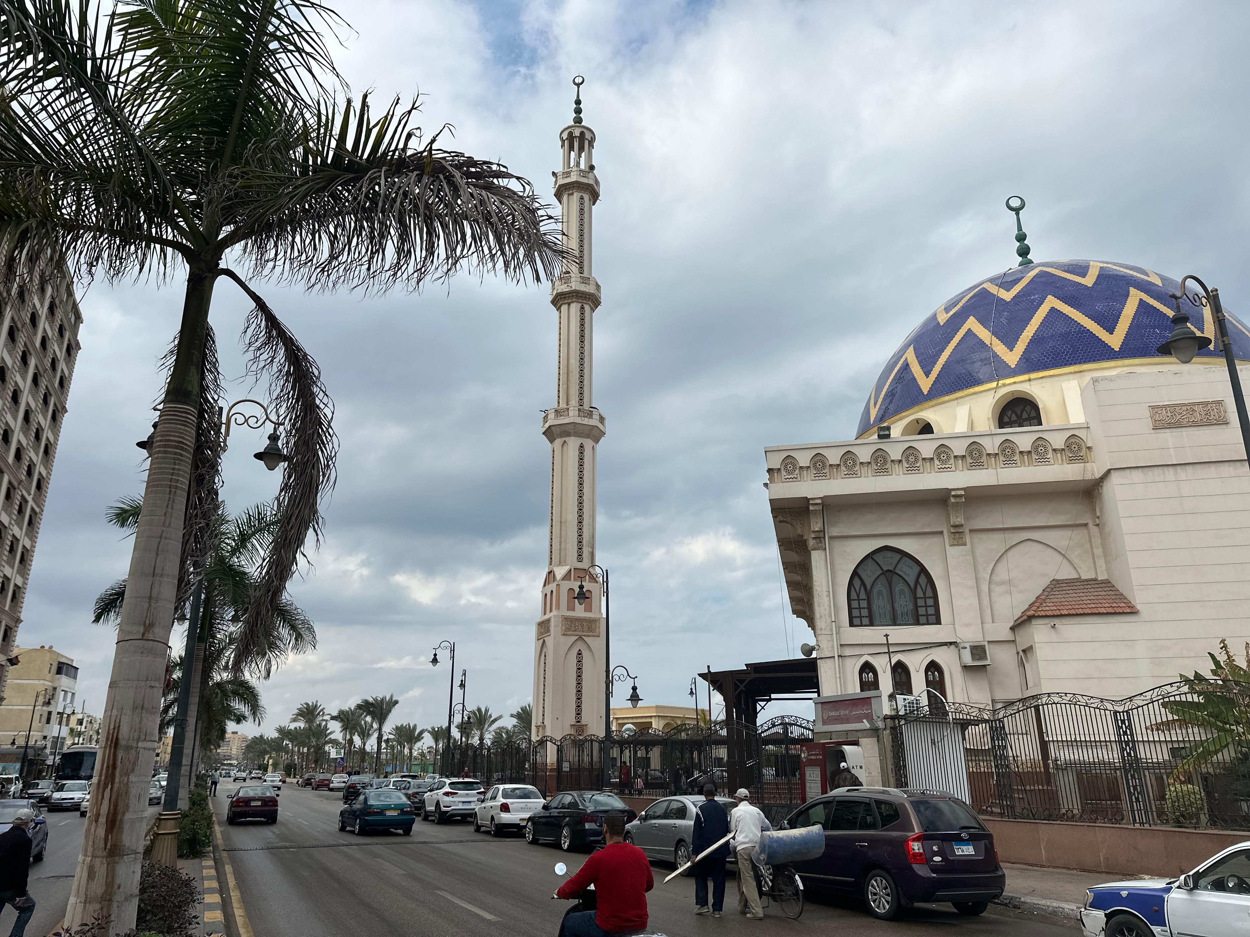 سقوط الأمطار بالشوارع