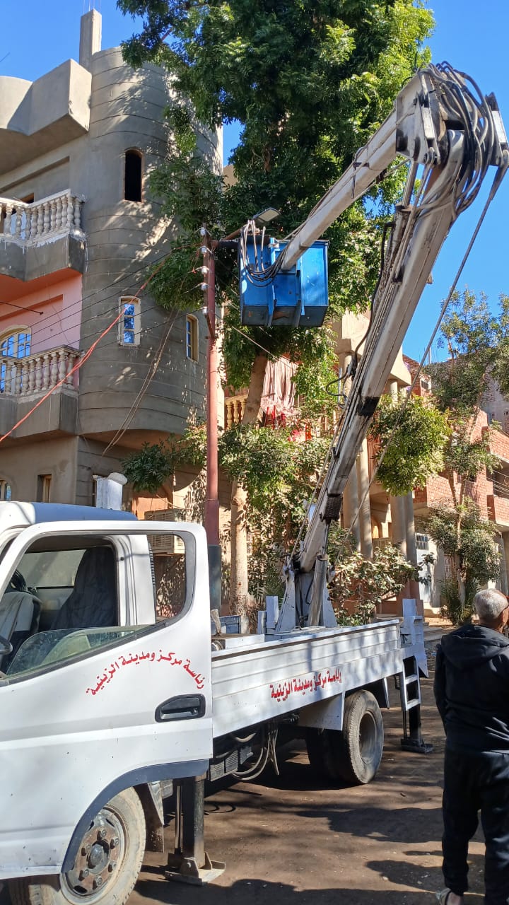 جانب من العمل فى رفع كفاءة الإنارة بالزينية جانب من العمل فى رفع كفاءة الإنارة بالزينية