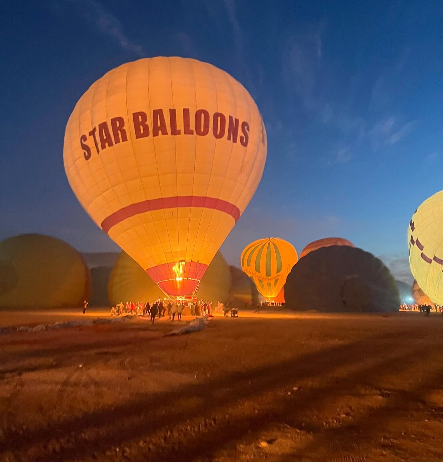 توافد السياح على رحلات البالون الطائر بالأقصر