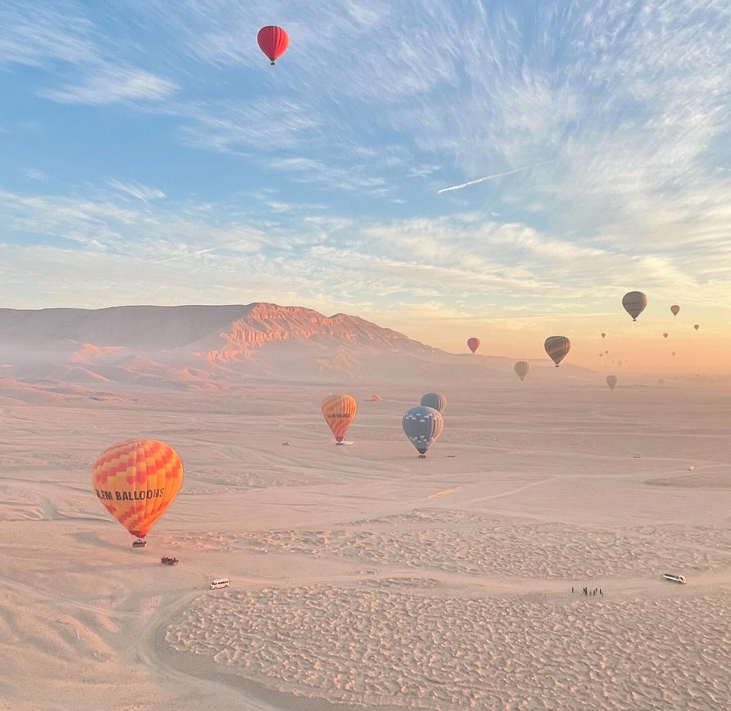 جانب من تحليق رحلات البالون الطائر بالأقصر