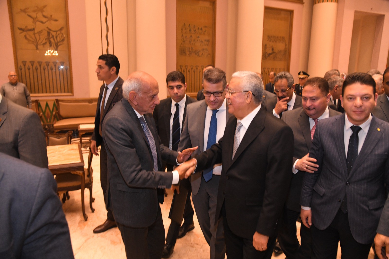 رئيس المجلس يصافح النواب رئيس المجلس يصافح النواب