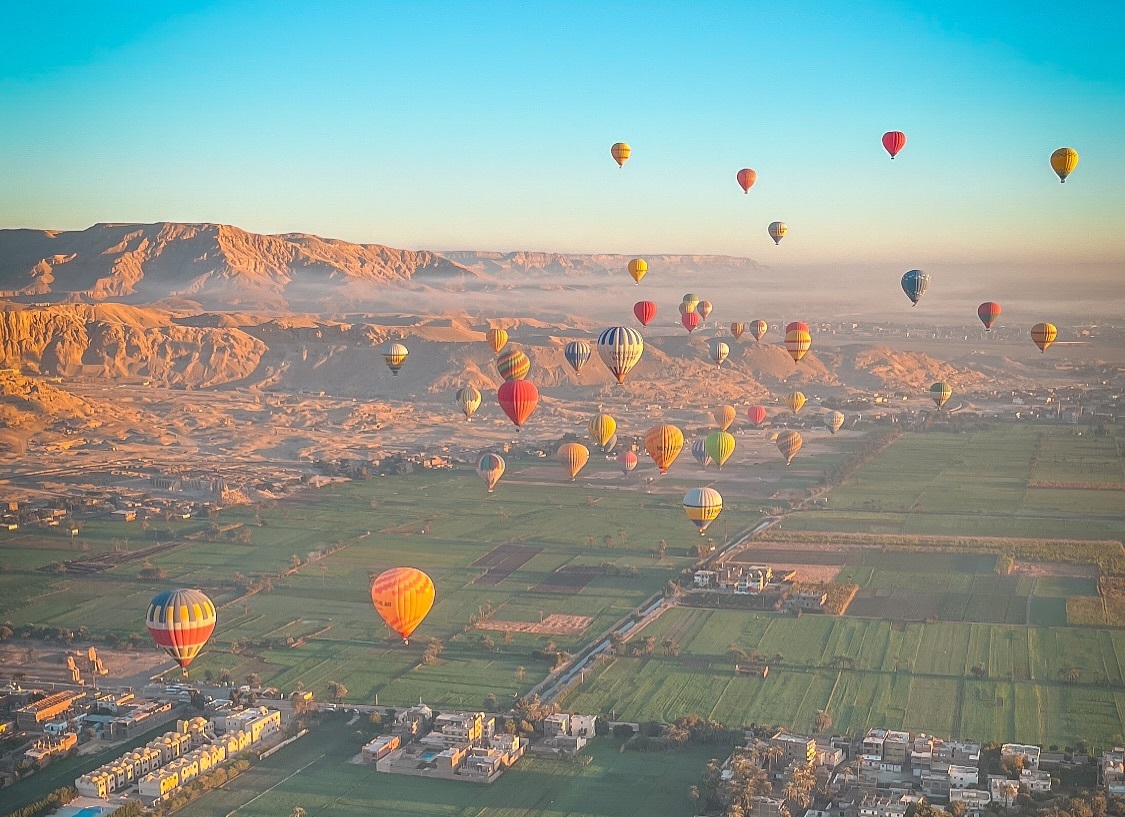 البالونات الطائر تغرد بـ1700 سائح من حول العالم