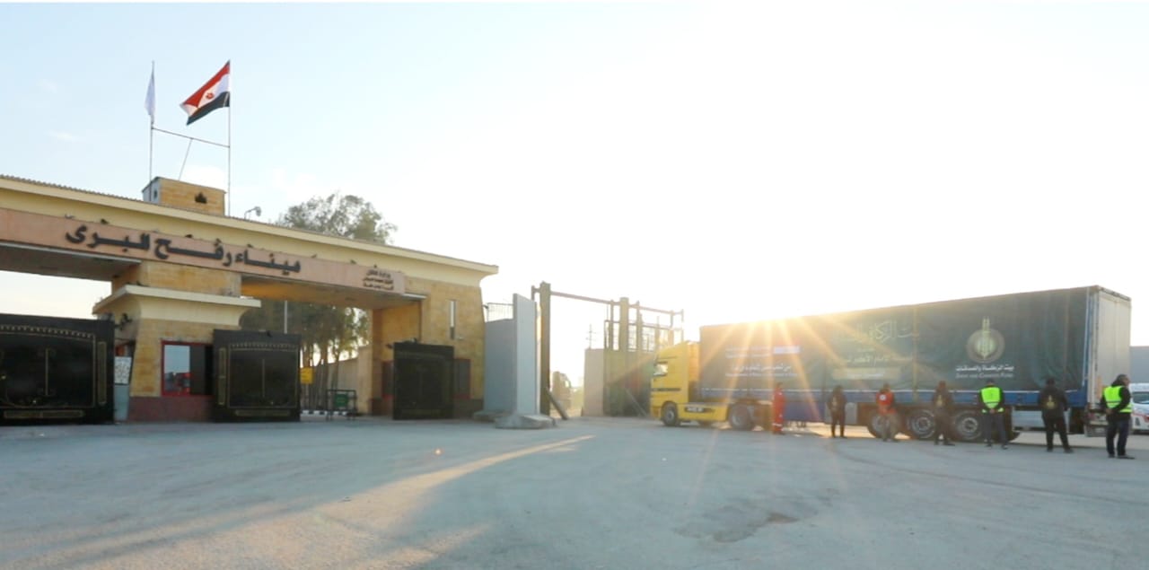 أكبر قافلة لبيت الزكاة والصدقات منذ بدء العدوان الصهيوني تصل قطاع غزة أكبر قافلة لبيت الزكاة والصدقات منذ بدء العدوان الصهيوني تصل قطاع غزة