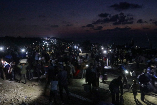 يواصل مئات آلاف الفلسطينيين النازحين العودة إلى شمال وادي غزة عبر شارعي الرشيد وصلاح الدين، لليوم الثاني على التوالي، وسط أجواء فرحة وإصرار على إفشال مخططات التهجير (5)