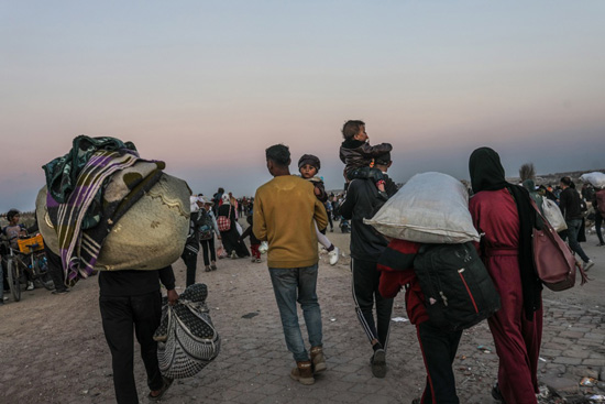 يواصل مئات آلاف الفلسطينيين النازحين العودة إلى شمال وادي غزة عبر شارعي الرشيد وصلاح الدين، لليوم الثاني على التوالي، وسط أجواء فرحة وإصرار على إفشال مخططات التهجير (6)