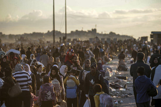 يواصل مئات آلاف الفلسطينيين النازحين العودة إلى شمال وادي غزة عبر شارعي الرشيد وصلاح الدين، لليوم الثاني على التوالي، وسط أجواء فرحة وإصرار على إفشال مخططات التهجير (8)