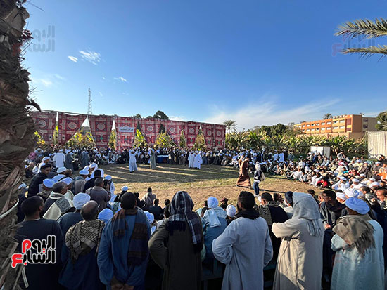 تجمع-المئات-لمتابعة-لعبة-التحطيب-بقنا تجمع-المئات-لمتابعة-لعبة-التحطيب-بقنا