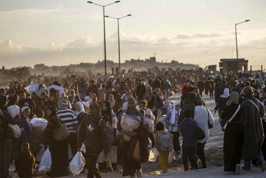 يواصل مئات آلاف الفلسطينيين النازحين العودة إلى شمال وادي غزة عبر شارعي الرشيد وصلاح الدين، لليوم الثاني على التوالي، وسط أجواء فرحة وإصرار على إفشال مخططات التهجير (9)