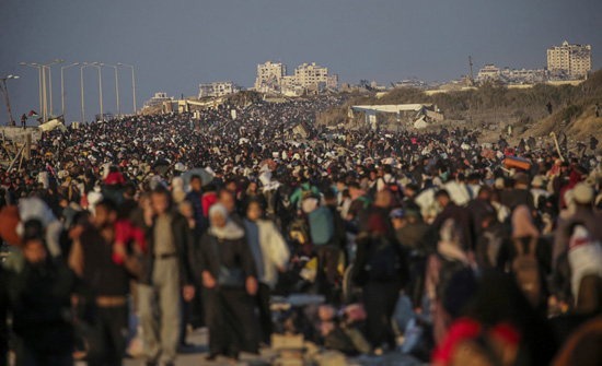 يواصل مئات آلاف الفلسطينيين النازحين العودة إلى شمال وادي غزة عبر شارعي الرشيد وصلاح الدين، لليوم الثاني على التوالي، وسط أجواء فرحة وإصرار على إفشال مخططات التهجير (4)