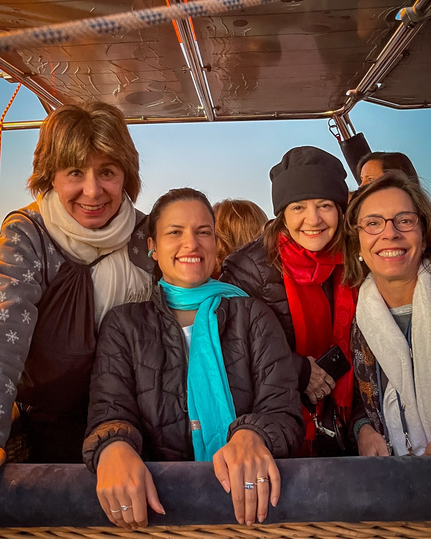 بهجة السائحين على متن رحلات البالون الطائر