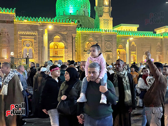 الأهالى مع أطفالهم فى مولد السيدة زينب الأهالى مع أطفالهم فى مولد السيدة زينب