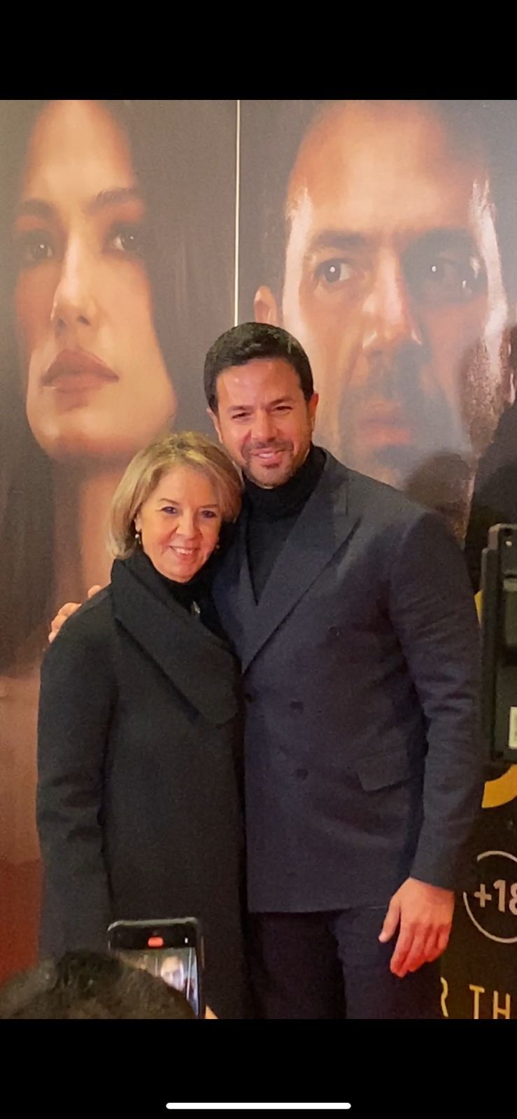 تارا عماد وعمر الشناوي ورانيا منصور وشقيقتها  يحتفلون بالعرض الخاص لفيلم لأول مرة (3)