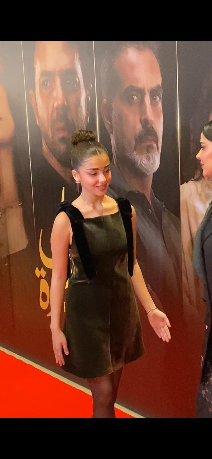 تارا عماد وعمر الشناوي ورانيا منصور وشقيقتها  يحتفلون بالعرض الخاص لفيلم لأول مرة (2)