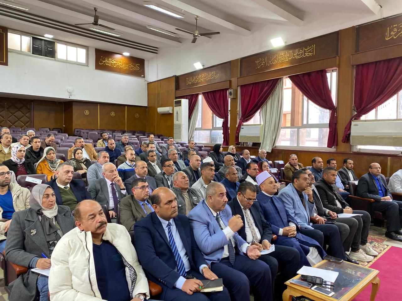 الحضور خلال المجلس التنفيذي