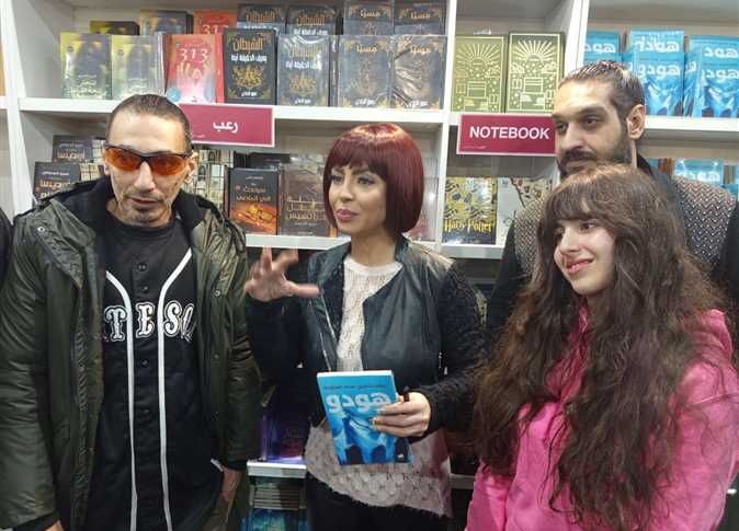 دوللي شاهين توقع عملها الأول