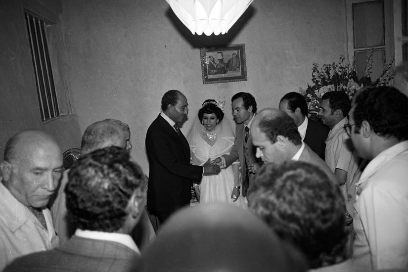 الرئيس السادات يهنئ العروسين