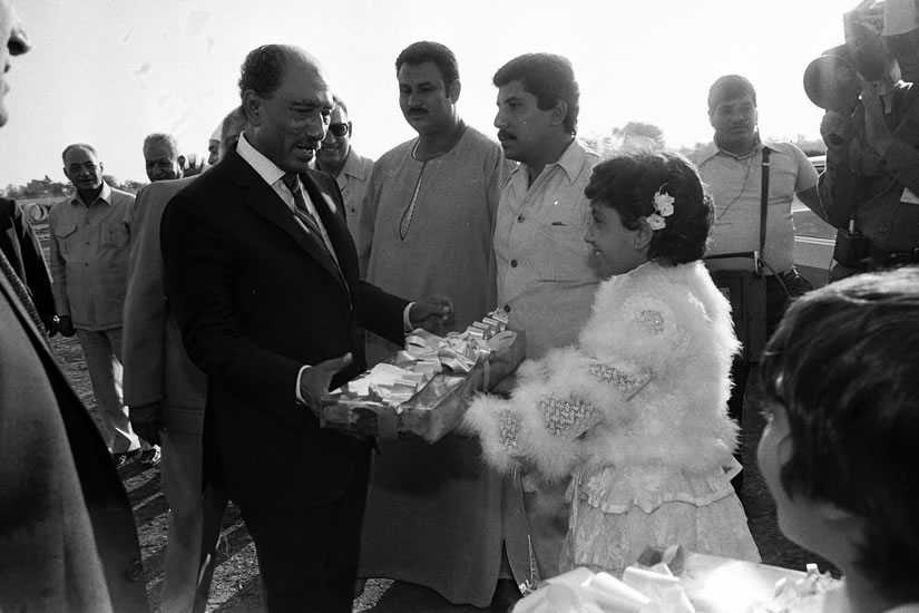 طفلة تقدم الورود للسادات فور وصوله