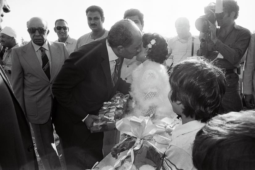 السادات يقبل طفلة اهدته بالورود