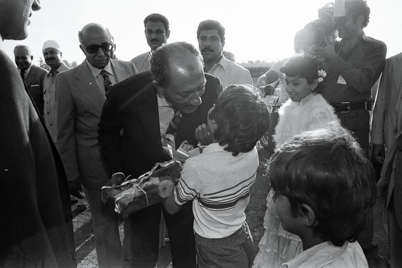 السادات يداعب طفل صغير بقرية دمرو