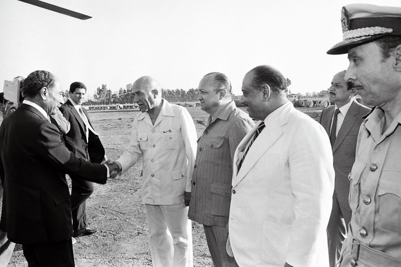 استقبال السادات فور هبوط الطائرة الهليكوبتر